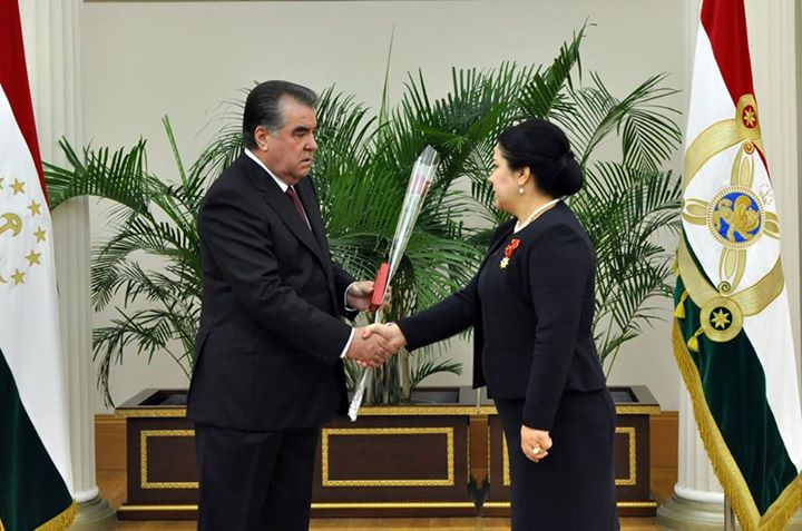 Rahmon_vruchaet_docheri_orden_sharaf