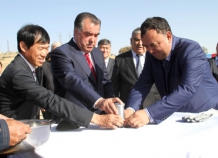 Президент дар оғози сохтмони корхонаи бузурги сементбарорӣ дар болои ағбаи Чормағзак иштирок кард rahmondalstartstroitelstvucemzavoda_0