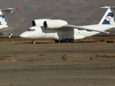 samoletyrolkanvaeroportukurgan-tyube_0