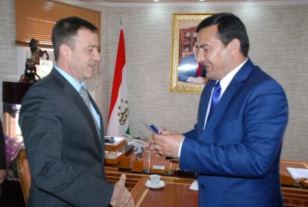 tadzhikskayamiliciyanagradilaamerikanskogodiplomatamedalyu