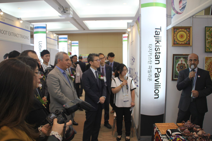 tadzhikskiekompaniipredstavilisvoyuprodukciyunatorgovo-turisticheskoyvystavkevseule