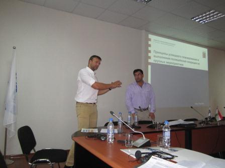 tadzhikskiyspecnaznauchatpravilnomupovedeniyuprimassovyhdemonstraciyah