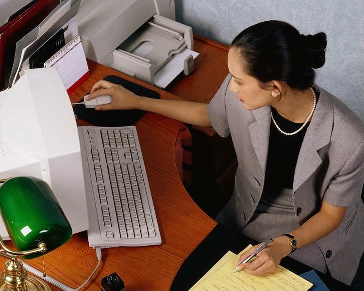 tolkokazhdyydesyatyyrabotnikvtadzhikistanepolzuetsyakompyuterom