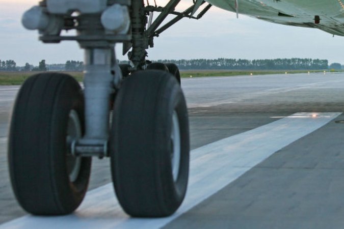 ukrainskiysamoletzabravshiylyudeyiznepalapriposadkevdeliprobilkoleso