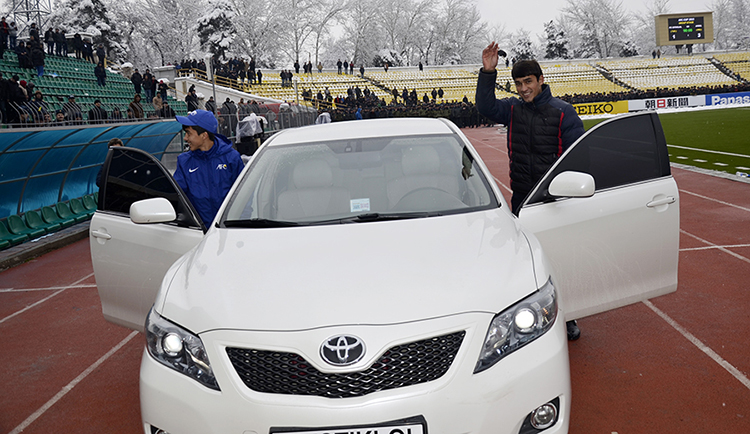 vdushanbebolelshchikupookonchaniifutbolnogomatchadostalsyaavtomobiltoyota-kemri