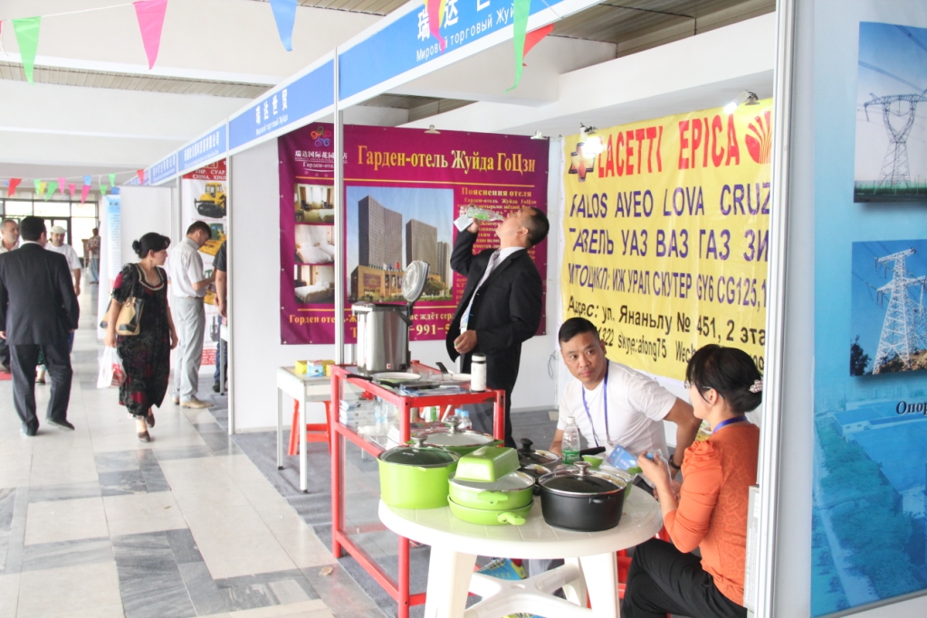 vdushanbeotkryvaetsyavystavkakitayskiheksportnyhtovarov