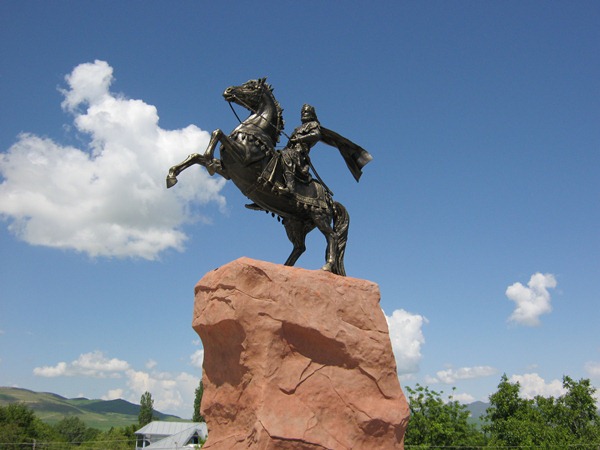 vmuminabadeustanovilipamyatniksomoni1