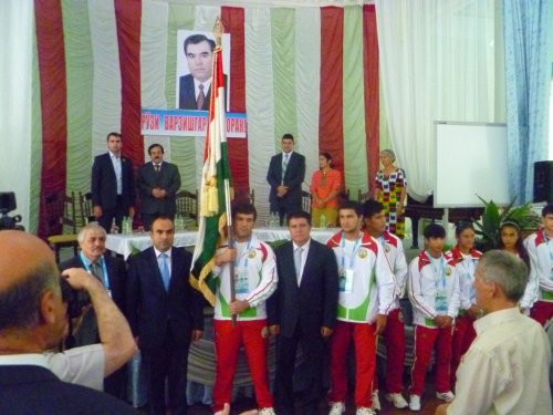 vtadzhikistanesegodnyaotmechaetsyadenfizkulturnika