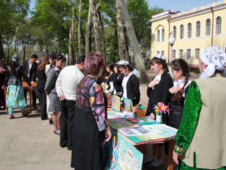 vtadzhikistanesostoitsyarespublikanskiyfestivalnedelyadetskoyknigi