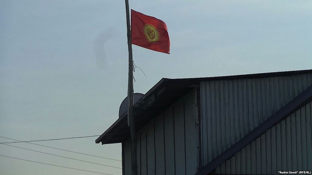 Vyveshen_kyrgyzskiy_flag