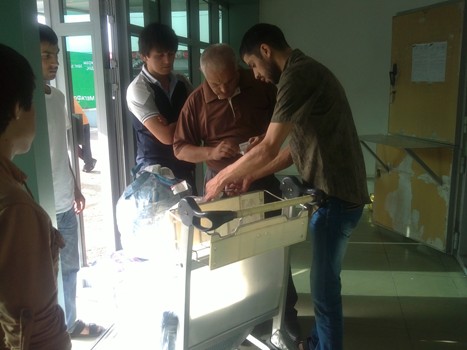 yuteyr-passazhiryishchutsvoibagazhivbagazhnomotdeleaeroportadushanbe2