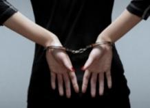 zhenshchinavnaruchnikah_0