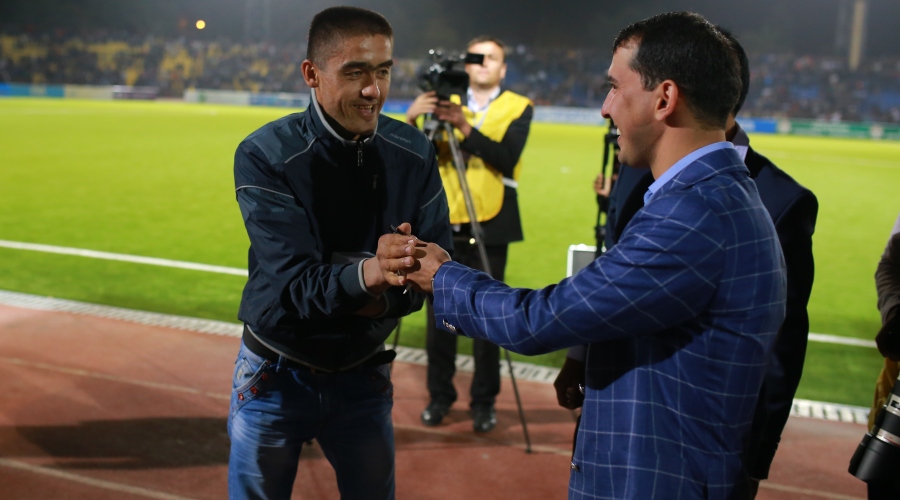 zhitelvarzobavyigralavtomobilmersedes-benc