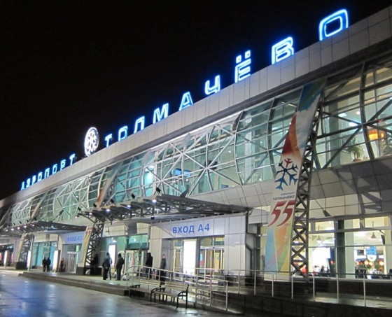Domestic_terminal_of_Tolmachevo_Airport_at_night-560x453