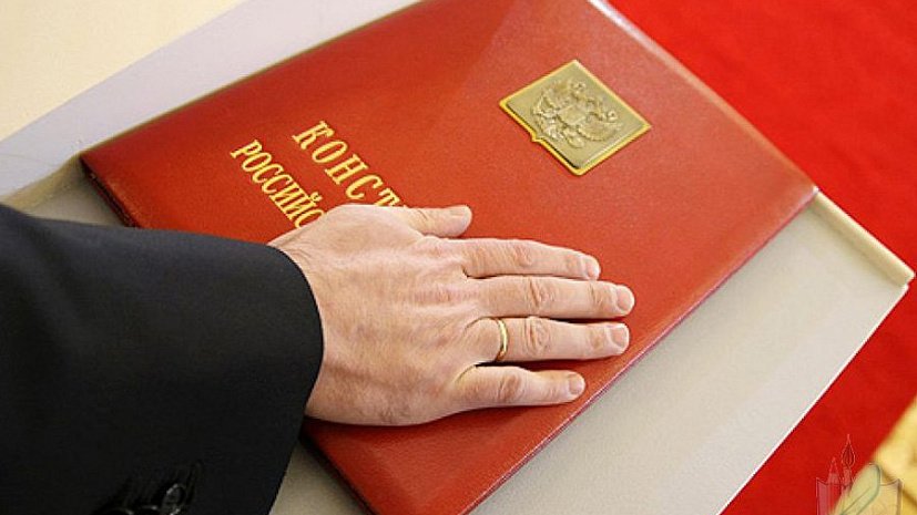 novykh_grazhdan_rossii_obyazhut_prinimat_prisyagu