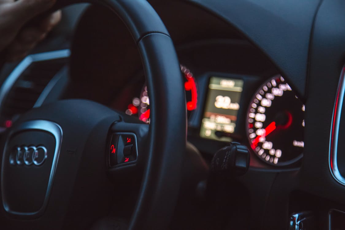 rIWlfxuBWeEGZzfmsoTcCAmACDmSdC6n-light-car-inside-black