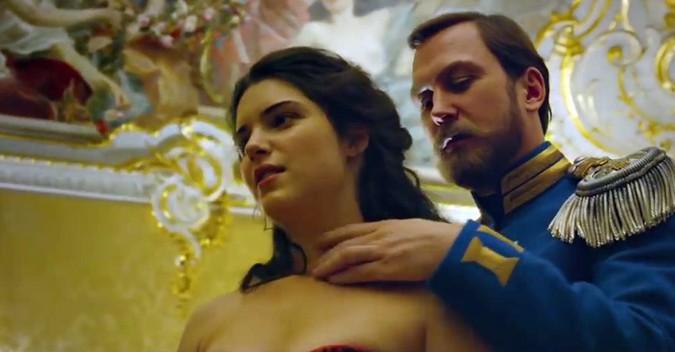 uchitelya-poprosili-vyrezat-iz-filma-goluyu-grud-matildy_1