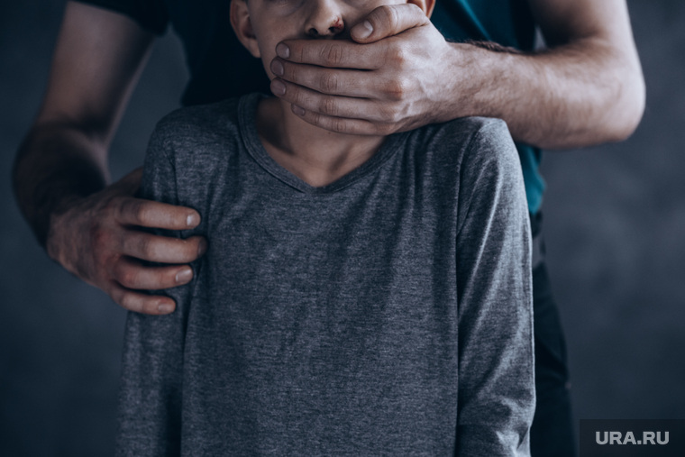 337974_Pedofil_detskoe_nasilie_pokaz_mod_podium_modeli_pedofiliya_rebenok_pedofil_detskoe_nasilie_zakrivaty_rot_rukoy_250x0_5760