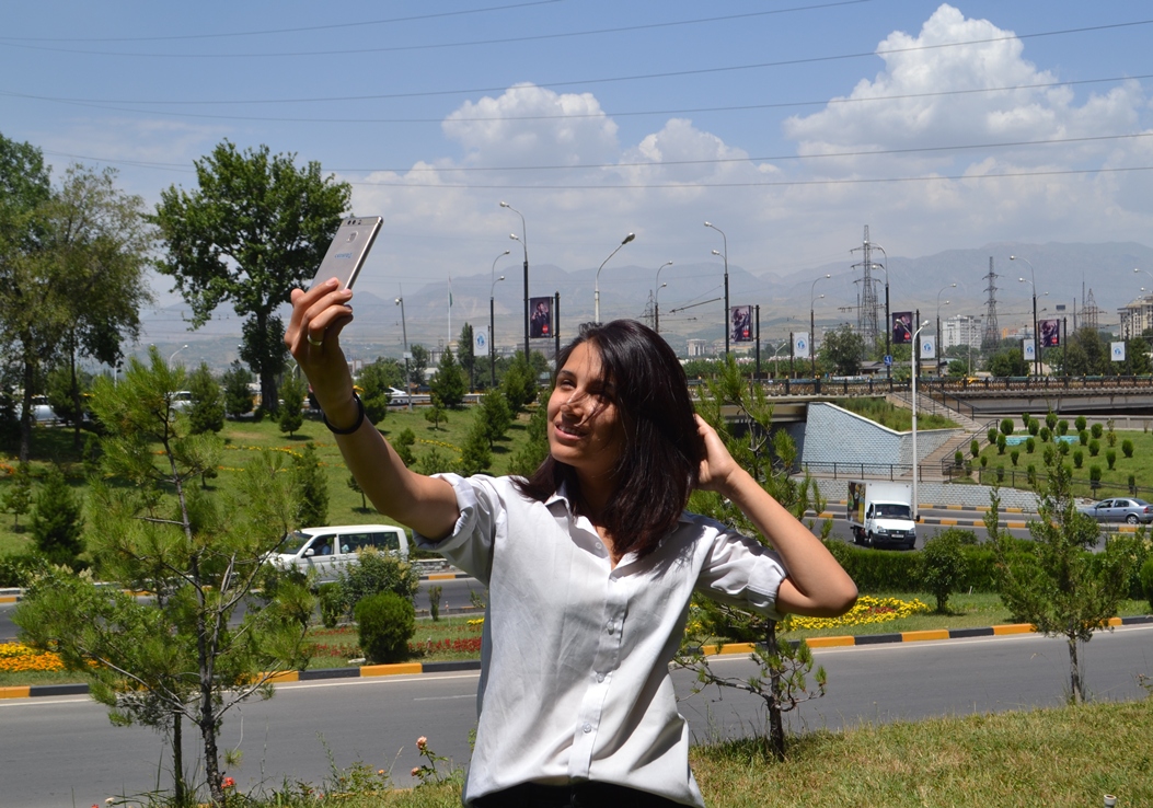 sdelay-zharkoe-selfi-poluchi-huawei-r30-lite_1