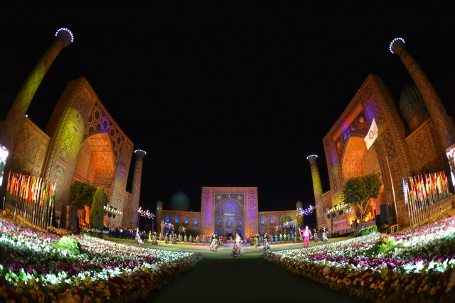 Muzyikalnyiy-festival---SHark-taronalari---na-ploshhadi-Registan