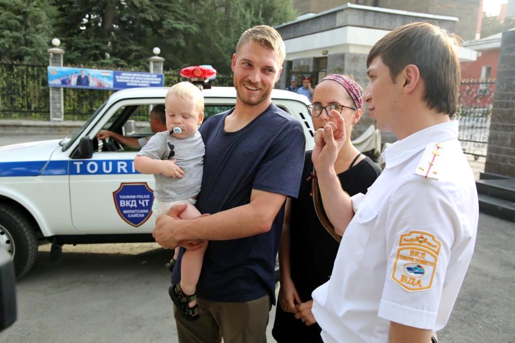 таджикские милиционеры помогли туристам архивное фото таджикские милиционеры помогли туристам архивное фото