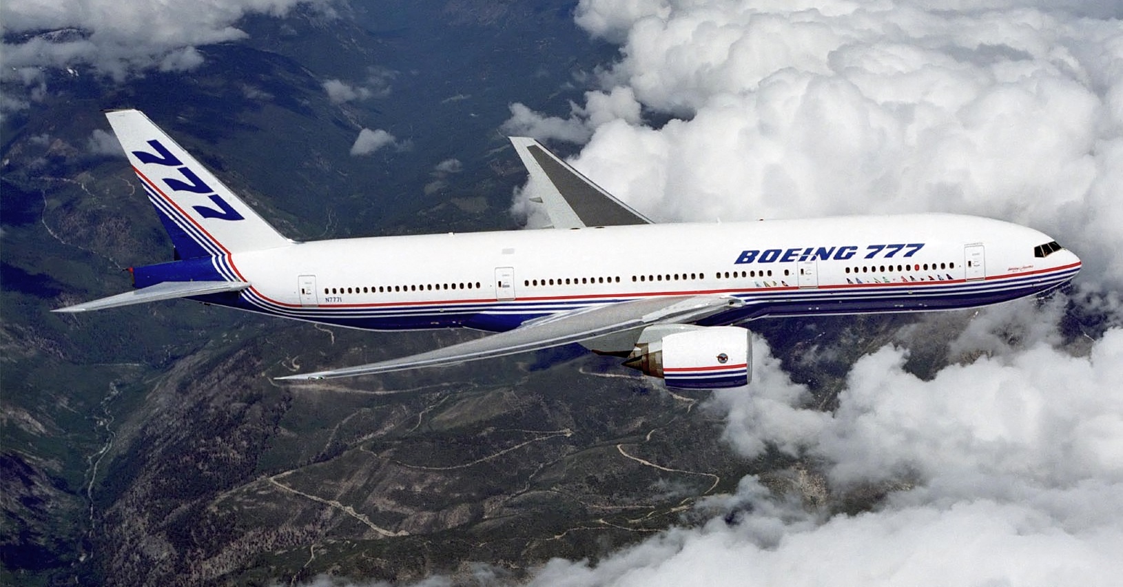 boeing_777_above_clouds_crop