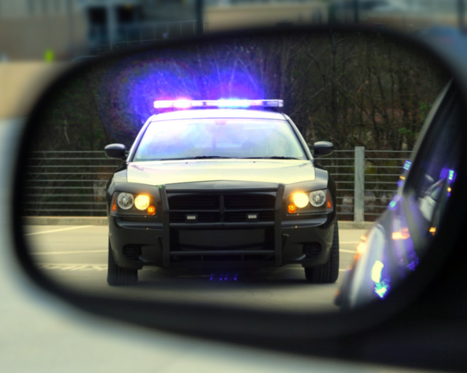 sinie-migalki-nuzhno-li-ustupat-dorogu-mashine-patrulnoj-policii__226902-940x0