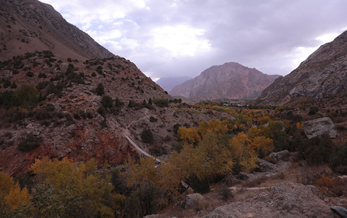 sotrudniki-kchs-tadzhikistana-spasli-alpinista-s-gornogo-sklona_1