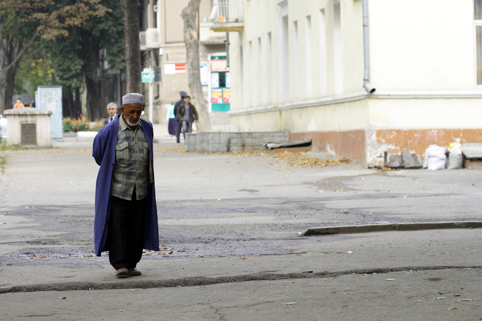 10-29-35-tajik-elderman_10494
