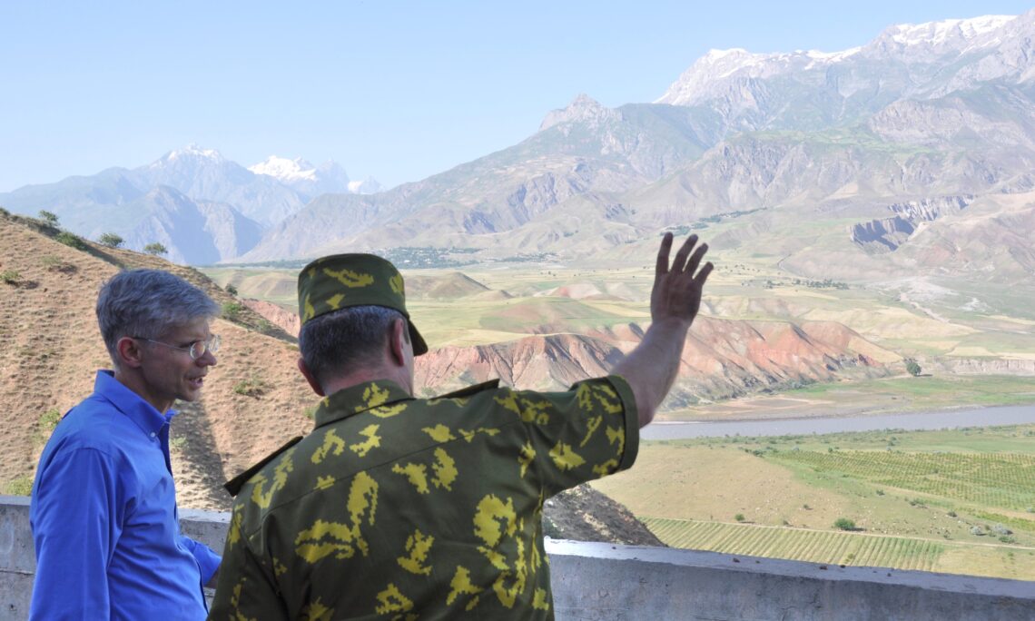 Ambassador-at-Tajik-Afghan-Border-1140x684