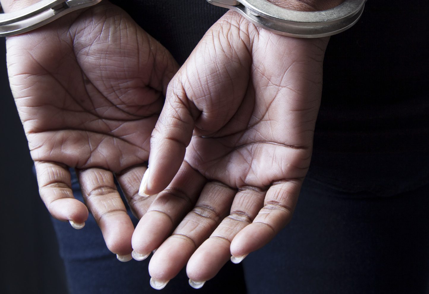 zhenshhina-v-naruchnikah-e1513659177194