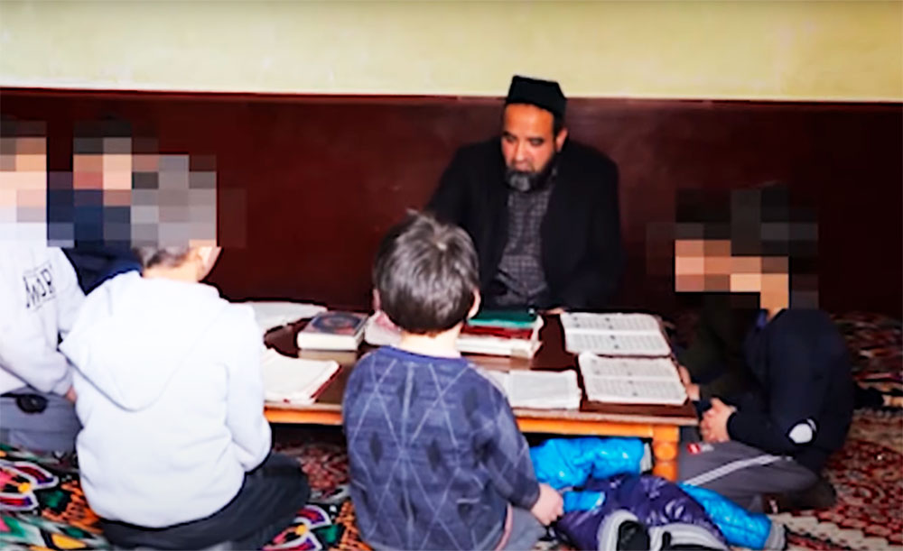 Абдуҳалим-Ашуров-ҳангоми-тадриси-динӣ-дар-хонааш.jpg