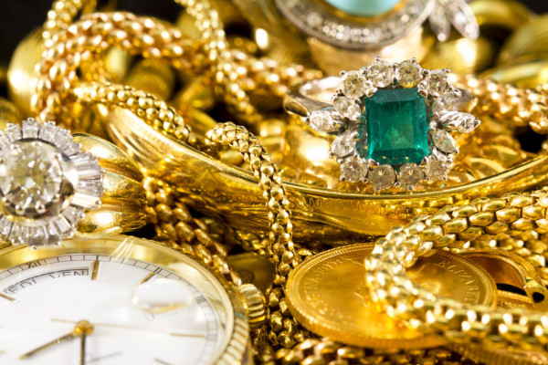 depositphotos_45960435-stock-photo-gold-jewelry
