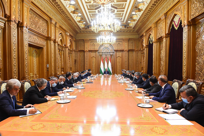 Lider-natsii-Emomali-Rahmon-provyol-rabochee-soveshhanie