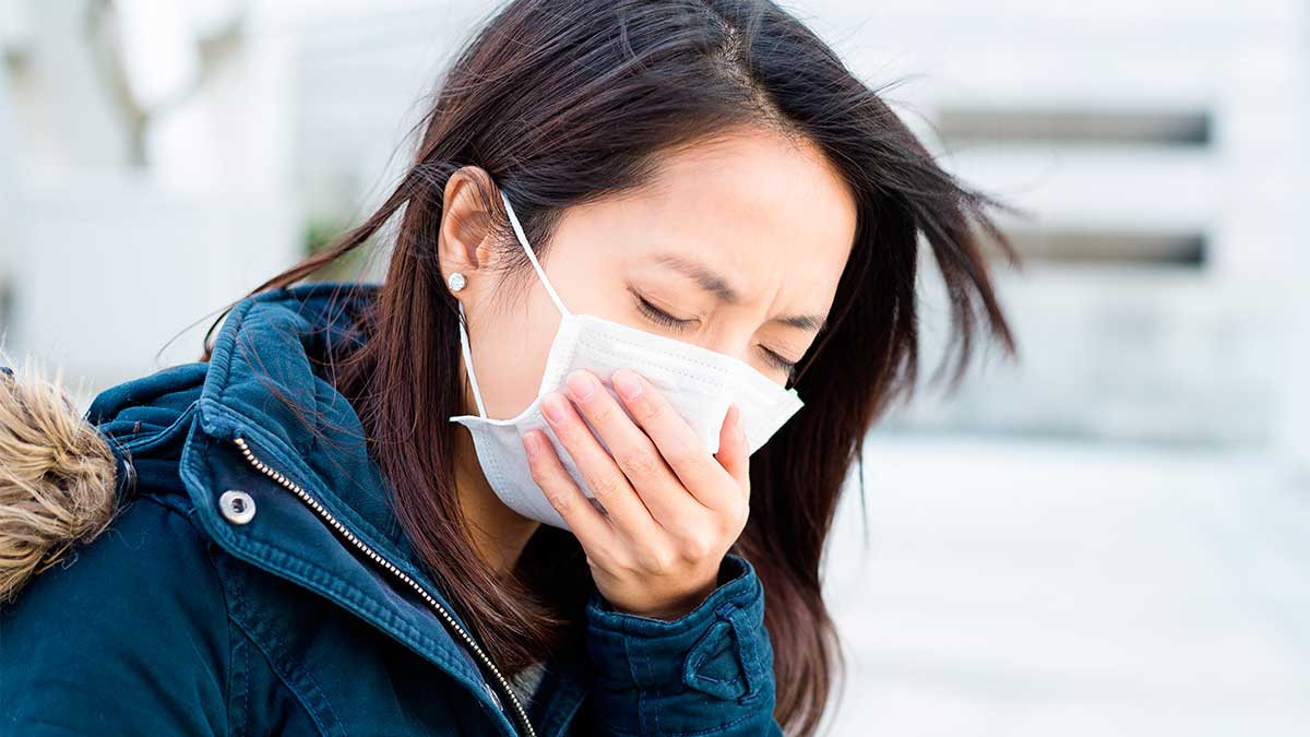 devushka-v-maske-kashel-na-ulice