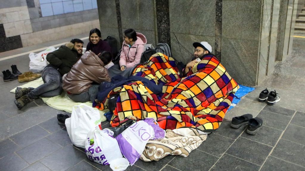 skynews-kharkiv-metro-gather_5685981