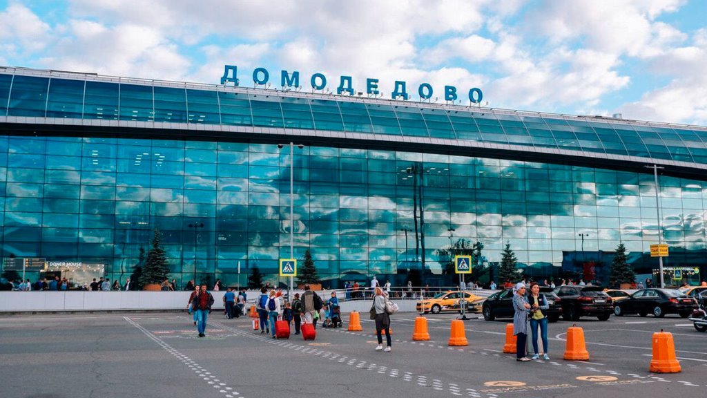 aeroport-Domodedovo-ljudi-nebo-mashiny