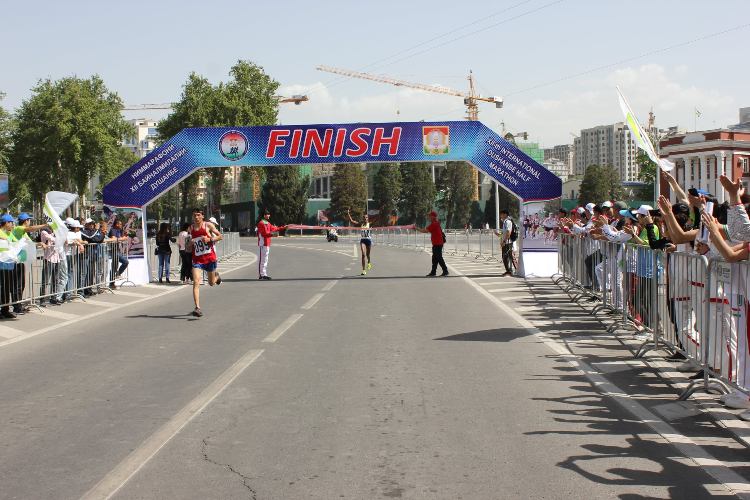 Nimmarafoni-bajnalmilalii-Dushanbe-zanon-1
