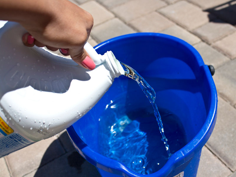 kak-nalit-vodu-v-vedro