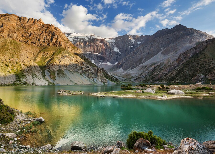 beautiful-serene-lake-in-fanns-mountains-branch-of-pamir-in-tajikistan_328046-4228
