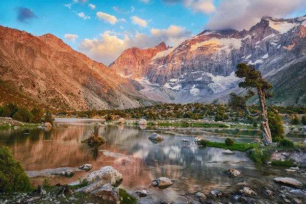 depositphotos_167047390-stock-photo-landscape-of-beautiful-fan-mountains