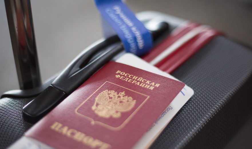 pasport-bilet-chemodan-aeroport-ruchnaya-klad-6-881x523