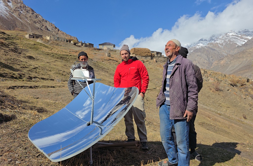 Solar-parabolic-cooker
