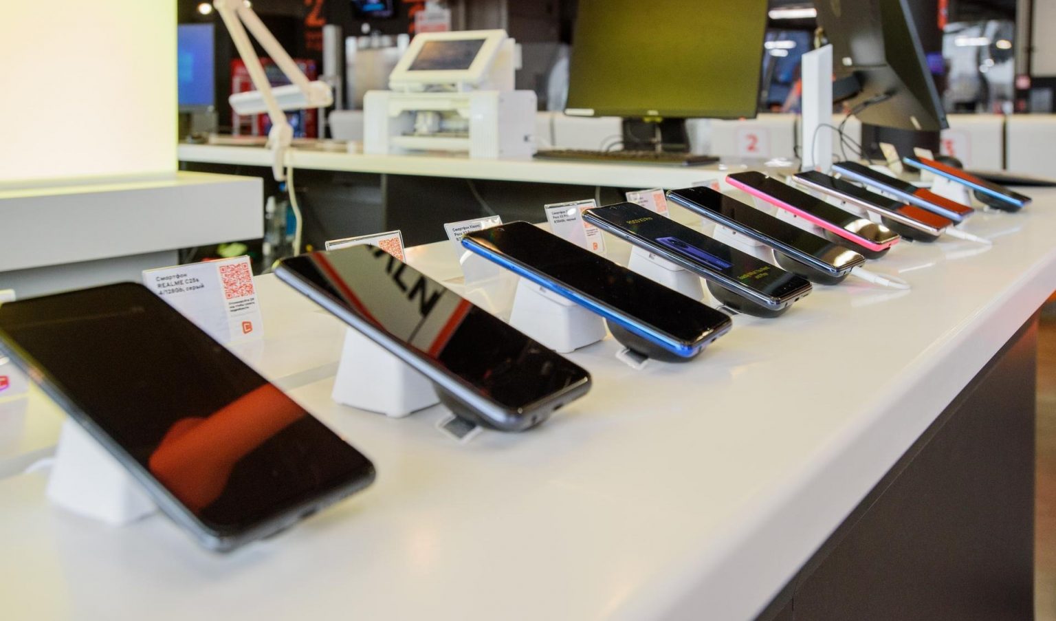 mobilnye-telefony-na-glavnuju-1536x903