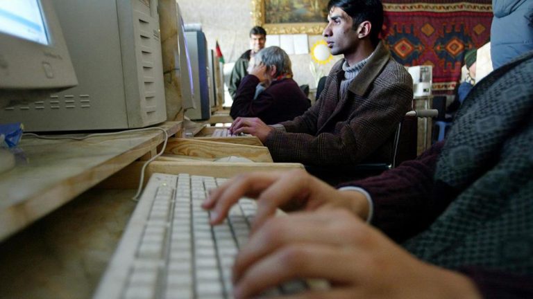 “Толибон” интернетро дар саросари Афғонистон қатъ карданд