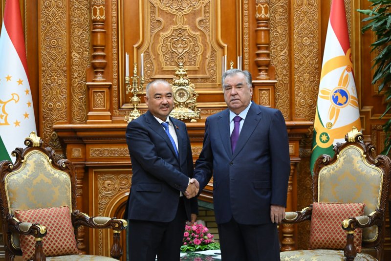 Glava-gosudarstva-Emomali-Rahmon-prinyal-Predsedatelya-ZHogorku-Kenesha-Kyrgyzskoj-Respubliki-Nurlanbeka-SHakieva