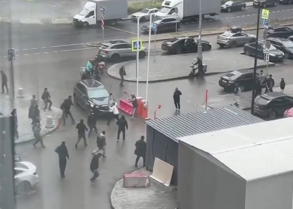 massovaya-draka-rabochih-moskovskom-zhk-prokshino-foto-soczseti