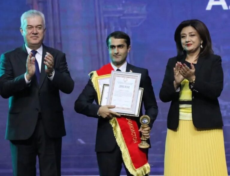 Кто стал «Учителем года» в Таджикистане? Он участвовал в конкурсе пять раз и добился успеха в этом году