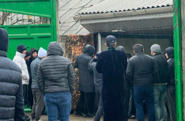 «Пусть увидят моего ребенка». Репортаж с похорон Кобилджона Алиева — убитого в России таджикского мальчика