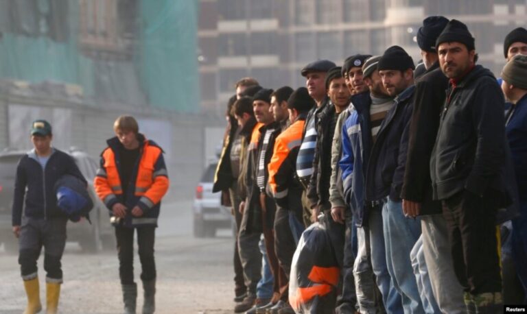 Ним миллион ё як миллион? Дар Русия чӣ қадар муҳоҷири тоҷик кор мекунад?